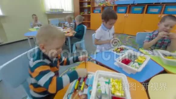 孩子们在幼儿园玩塑料积木视频