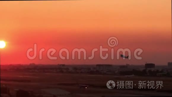 相机显示太阳盘上方的机场飞机日落