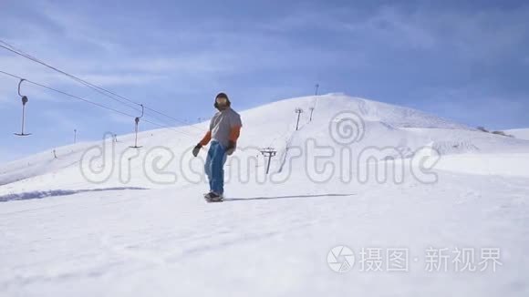 男子滑雪板骑行视频