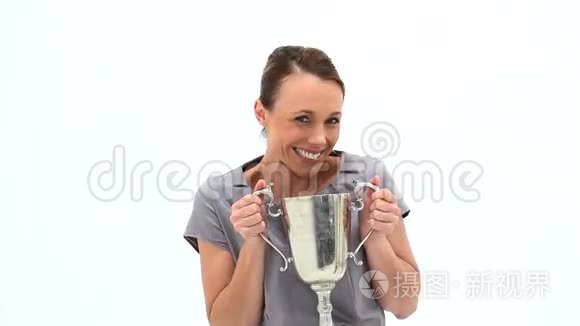 微笑的女人骄傲地展示她的杯子视频