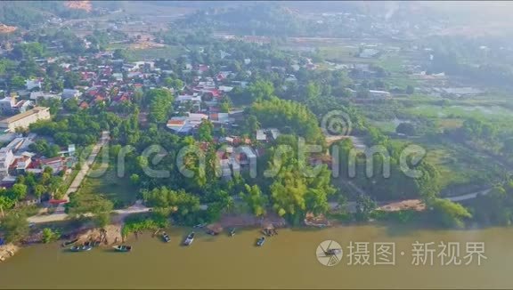 宁静河岸上的城市全景