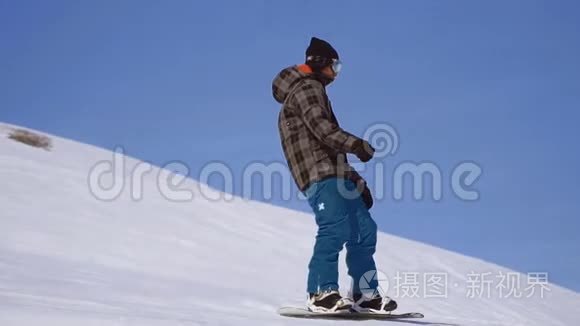 男子滑雪板骑行视频