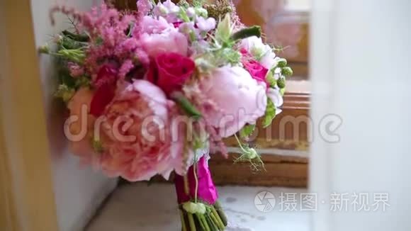 窗台上美丽的花束.. 窗台上放着美丽的粉色和白色的花束