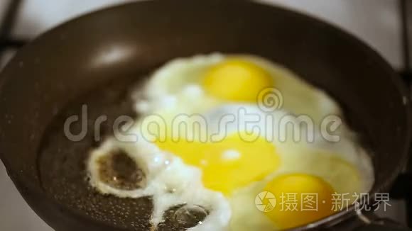 准备炒鸡蛋热煎锅视频