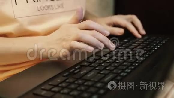 女性手在键盘上输入文字特写视频