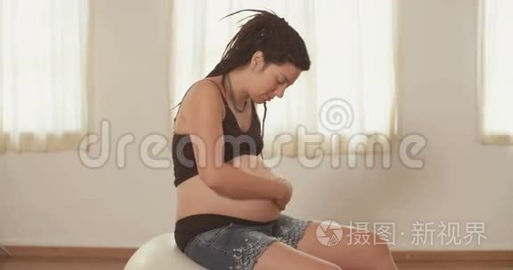 坐在生理球上的孕妇视频