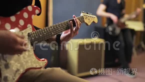 两只手在玩电动吉他