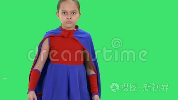站在姿势的超级英雄女孩视频