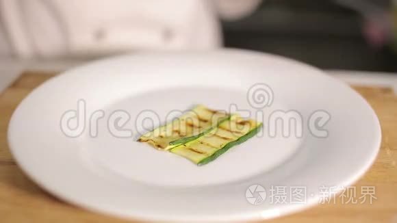 西葫芦由厨师在白盘上烤制视频