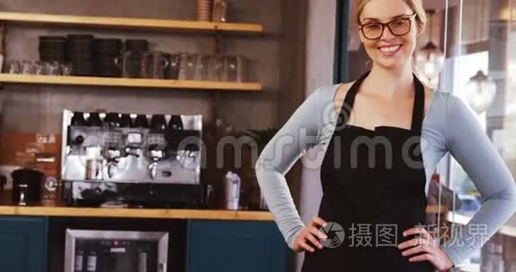 微笑的女服务员站在臀部视频