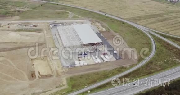 建造新的大型仓库的空中镜头视频