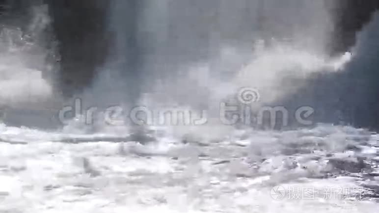 旧水电站瀑布下的水沸腾视频