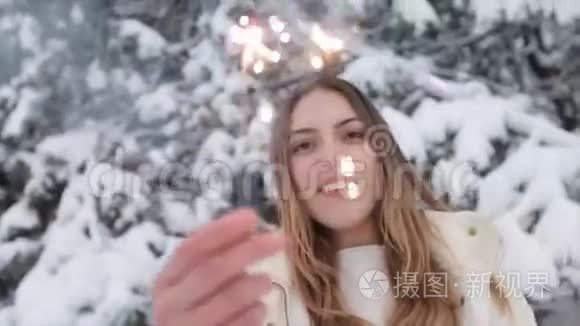 在白雪皑皑的森林中闪耀的女孩视频