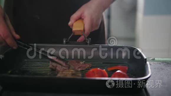 厨房的厨师用平底锅煎肉和蔬菜视频