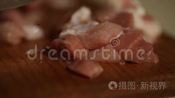 厨师用刀子在木板上切肉视频