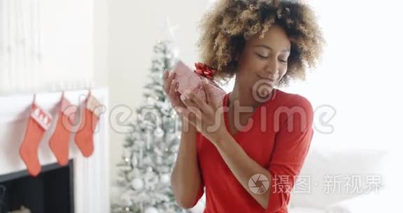 幸福快乐的年轻女人拿着圣诞礼物