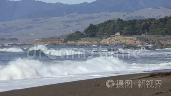 加州中央海岸海滩的海浪冲击视频