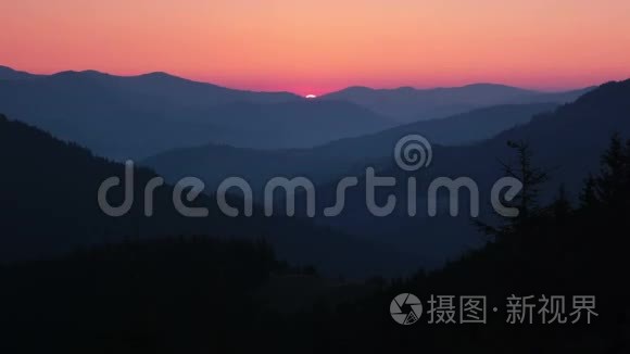 日出在森林山脉和太阳。 时间流逝