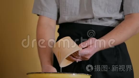 波特准备烧陶瓷制品视频