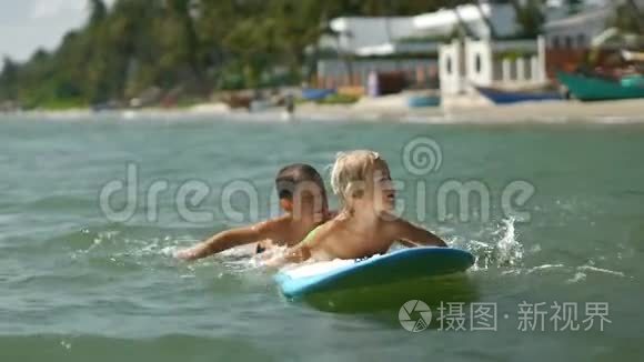 暑假玩海上冲浪板的小孩子视频