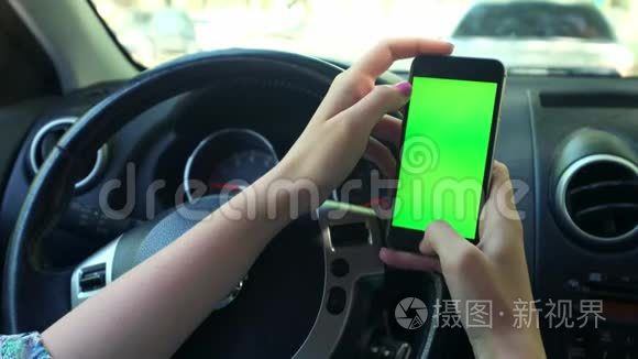 女司机特写，绿屏在车上，城市背景绿屏铬键4k。 把他的手扫过