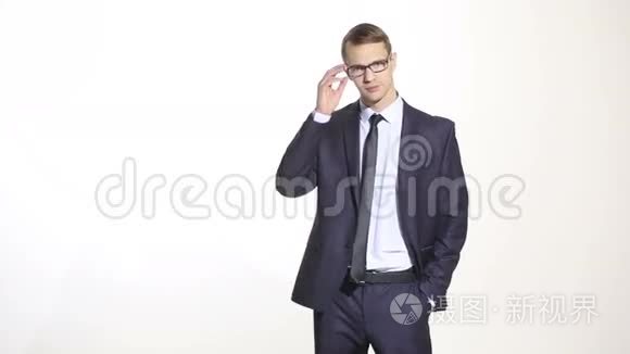 肢体语言。 穿商务服的男人孤立的白色背景。 培训管理人员。 销售代理。 眼镜的操纵