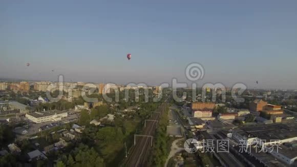 夏季热气球和城市的俯视图视频
