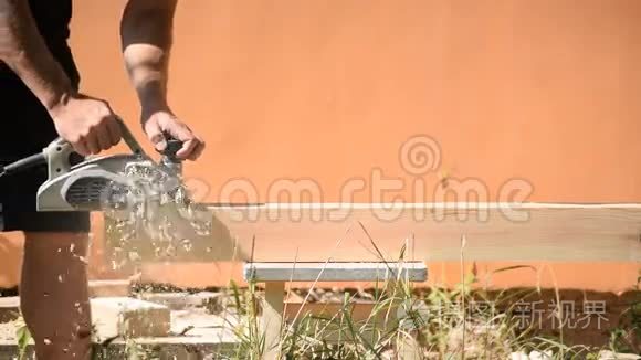 木匠用电动木平面制造横梁视频