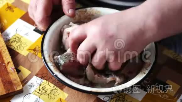 人用香料在碗里搅动鲜鱼视频