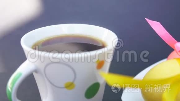 复活节彩蛋和一杯蒸汽咖啡视频
