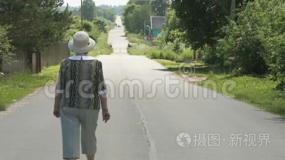 村里走在路上的一位老年妇女视频