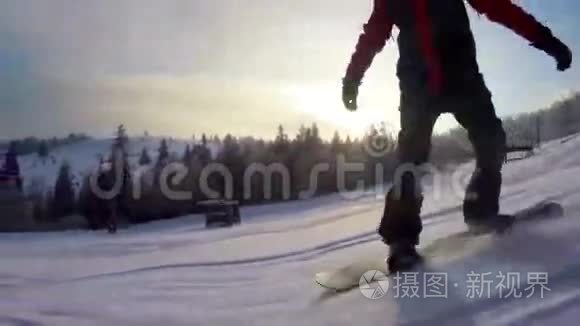 滑雪者爬上一座山视频