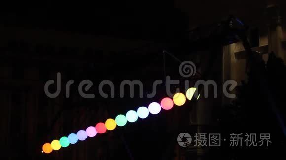 彩色灯光气球在空中平衡视频