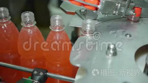 自动瓶盖上一瓶汽水矿泉水，柠檬水自动输送线