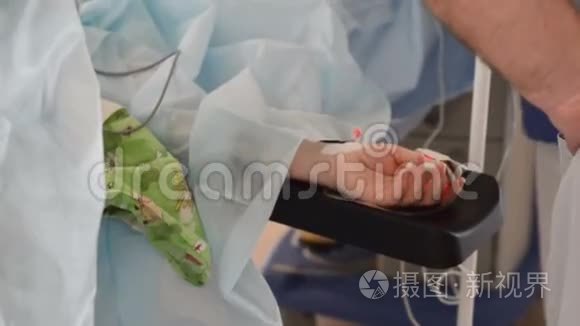 病人在手术中进行手部特写视频