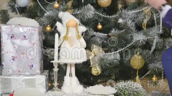 圣诞树树枝上挂装饰玩具球的人特写