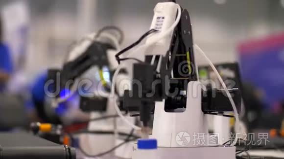 机器人在生产线上工作视频