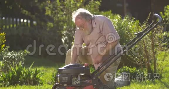 退休老人修剪草坪享受退休生活视频