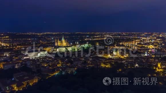 从捷克共和国佩特林观察塔欣赏布拉格市美妙的夜景