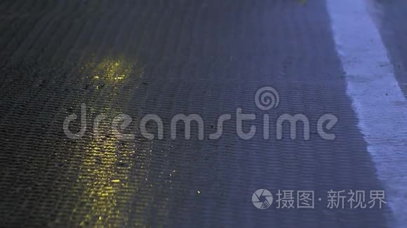 晚雨滴落在混凝土表面视频