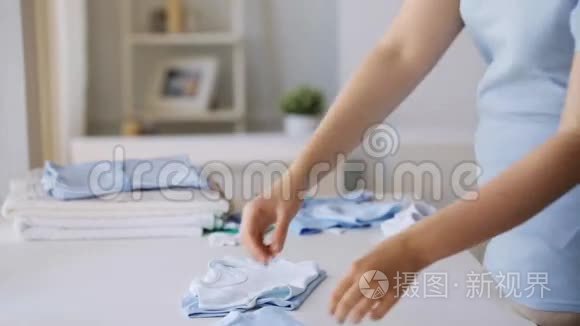 孕妇在家折叠男婴衣物视频