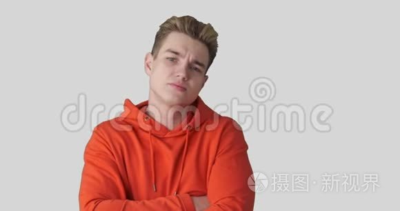 英俊的男人否认地摇头视频