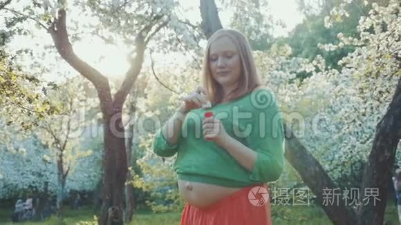 孕妇享受春节视频