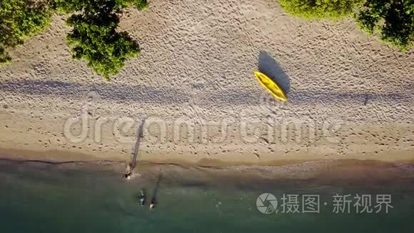 独木舟和海滩上的人的鸟瞰图视频