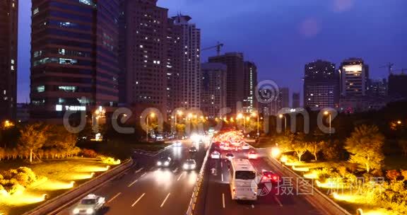 现代城市繁忙的交通堵塞之夜，霓虹灯高速公路街道和建筑。