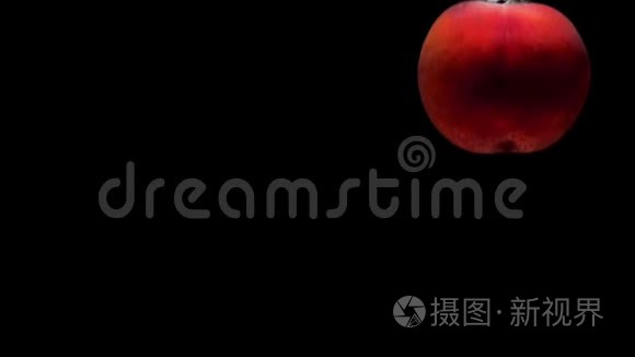 熟桃在黑色背景下落入透明水视频