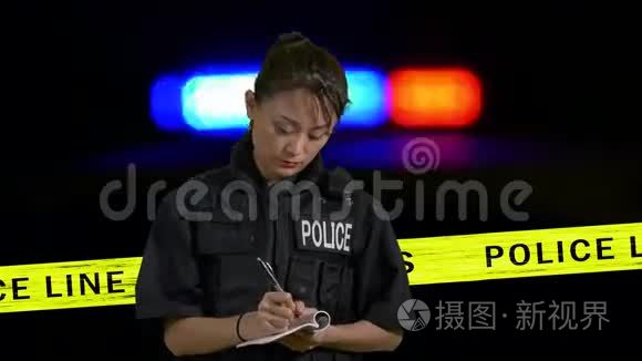 女警官在犯罪现场做笔录视频