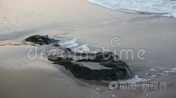 早上的海岸岩石被淹没了视频