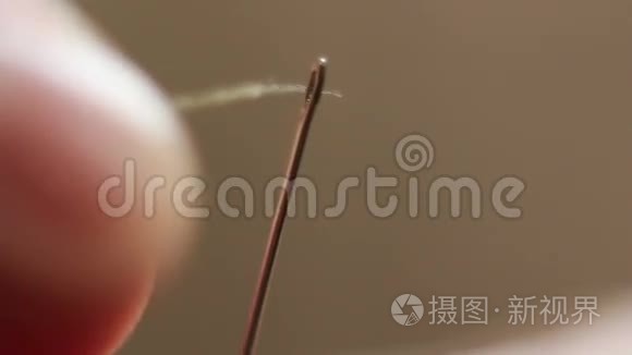 女人把线穿针插入视频