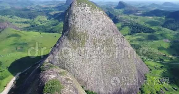 无人驾驶飞机靠近高山和岩石视频